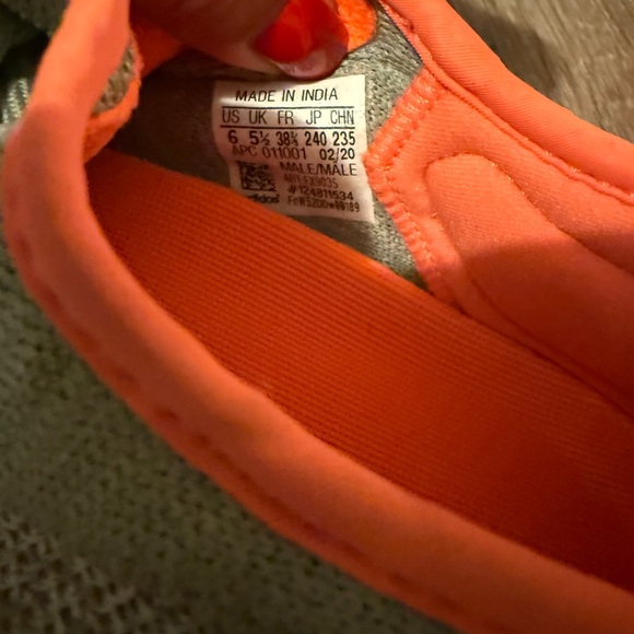 Yeezy boost 350 V2 green and orange - Picture 8 of 8